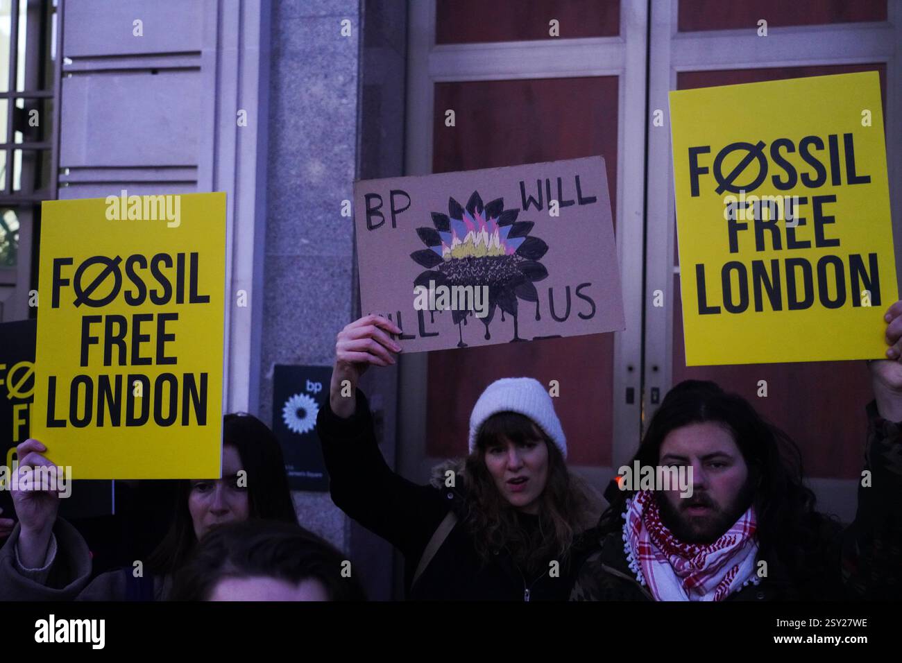 Londres, Royaume-Uni. 26 février 2025. Les militants pour le climat de Fossil Free London protestent contre la nouvelle stratégie de BP consistant à réduire les investissements dans les énergies renouvelables et à augmenter ses investissements dans le pétrole et le gaz à 10 milliards de dollars. Banque D'Images