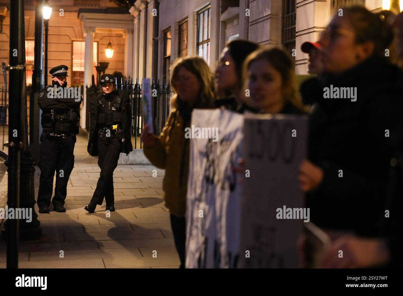 Londres, Royaume-Uni. 26 février 2025. Les militants pour le climat de Fossil Free London protestent contre la nouvelle stratégie de BP consistant à réduire les investissements dans les énergies renouvelables et à augmenter ses investissements dans le pétrole et le gaz à 10 milliards de dollars. Banque D'Images