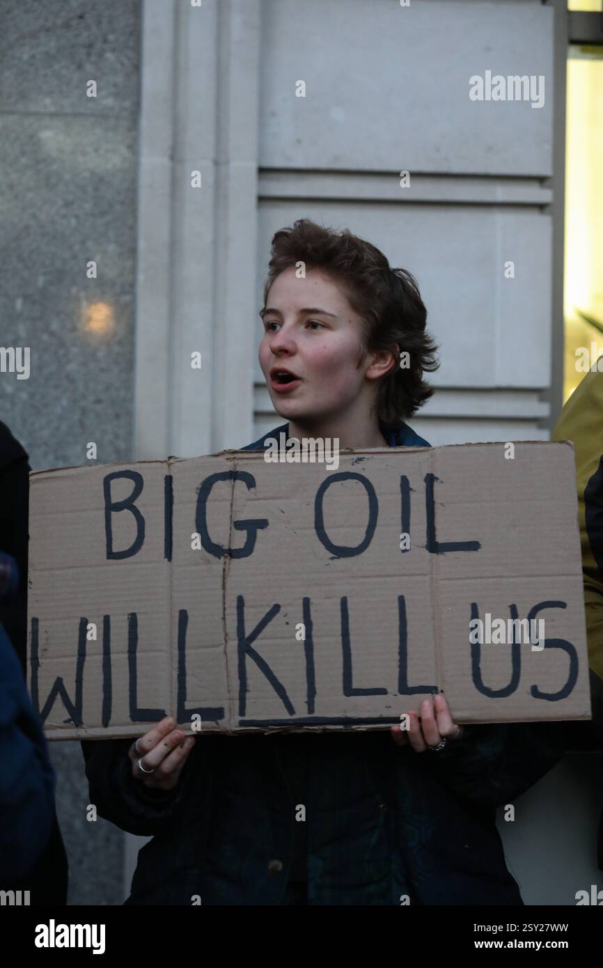 Londres, Royaume-Uni. 26 février 2025. Les militants pour le climat de Fossil Free London protestent contre la nouvelle stratégie de BP consistant à réduire les investissements dans les énergies renouvelables et à augmenter ses investissements dans le pétrole et le gaz à 10 milliards de dollars. Banque D'Images