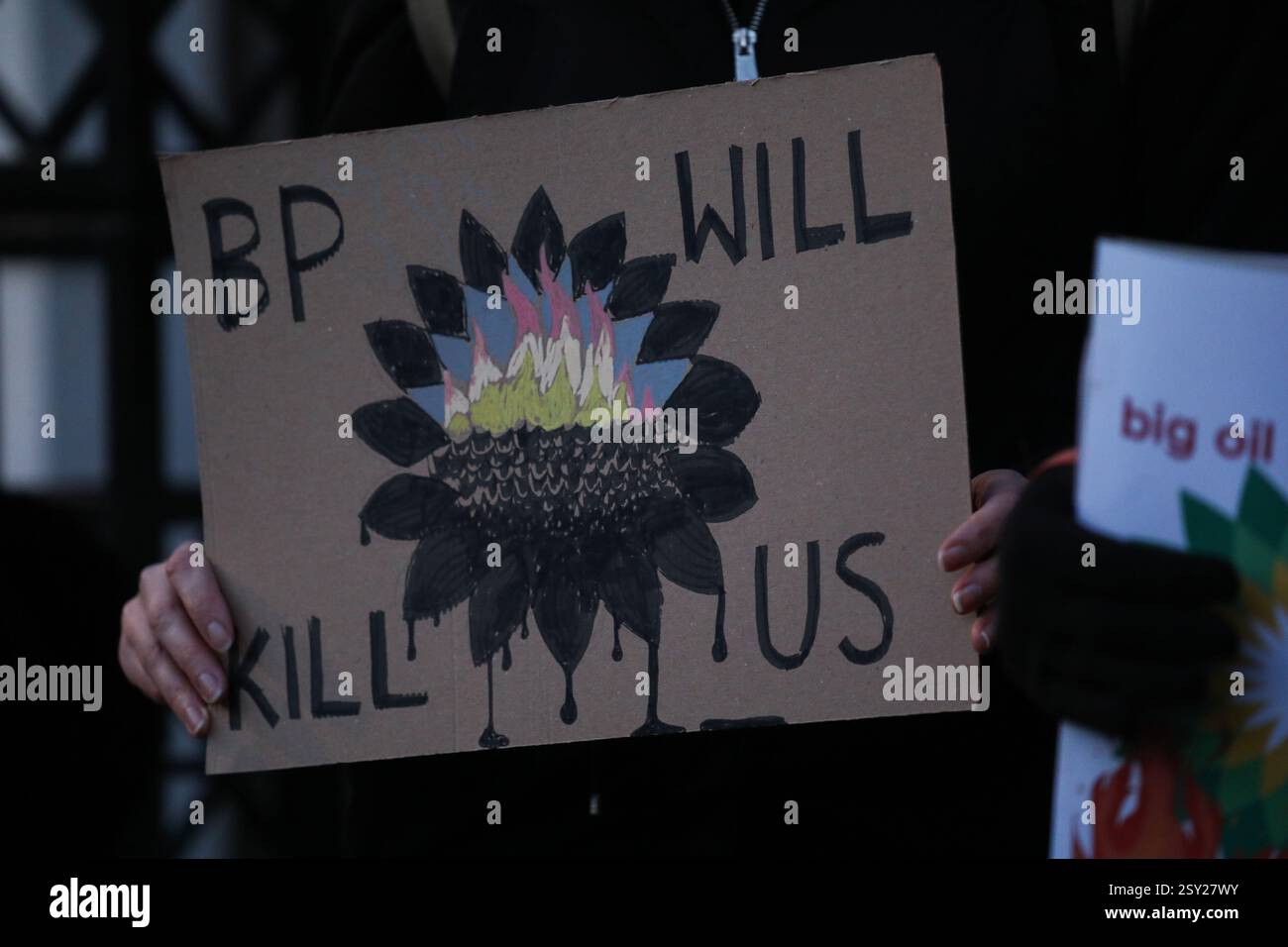 Londres, Royaume-Uni. 26 février 2025. Les militants pour le climat de Fossil Free London protestent contre la nouvelle stratégie de BP consistant à réduire les investissements dans les énergies renouvelables et à augmenter ses investissements dans le pétrole et le gaz à 10 milliards de dollars. Banque D'Images