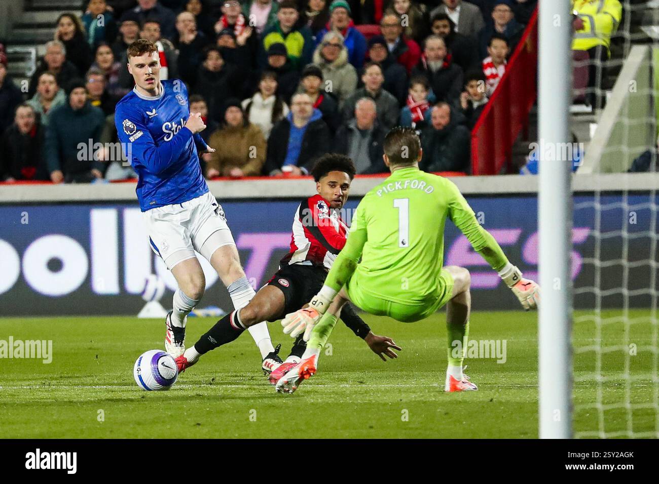 Londres, Royaume-Uni. 26 février 2025. Kevin Schade de Brentford tourne lors du match de premier League Brentford vs Everton au Gtech Community Stadium, Londres, Royaume-Uni, le 26 février 2025 (photo par Izzy Poles/News images) à Londres, Royaume-Uni le 26/02/2025. (Photo par Izzy Poles/News images/SIPA USA) crédit : SIPA USA/Alamy Live News Banque D'Images