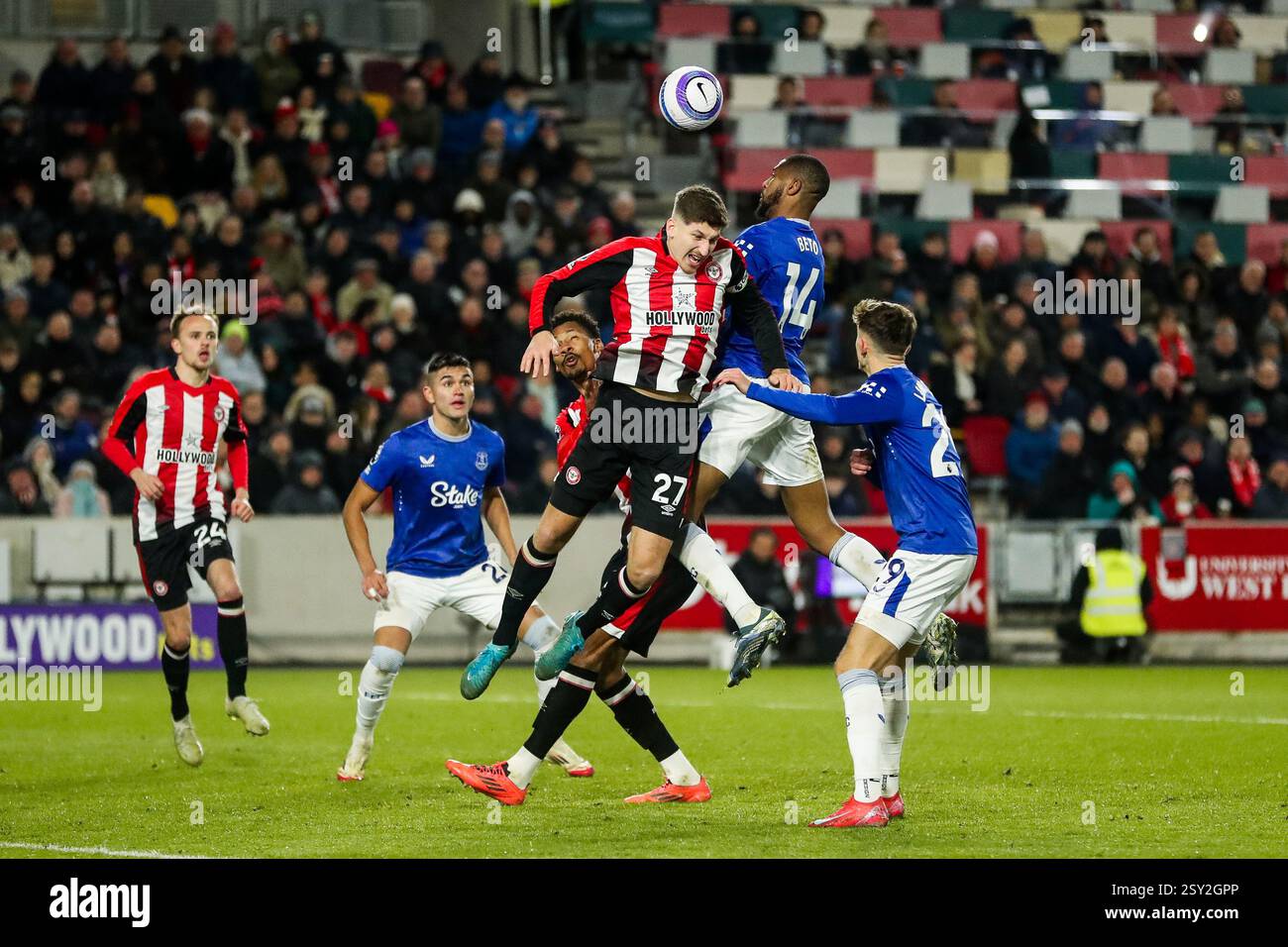 Beto of Everton dirige le ballon lors du match de premier League Brentford vs Everton au Gtech Community Stadium, Londres, Royaume-Uni, 26 février 2025 (photo par Izzy Poles/News images) Banque D'Images