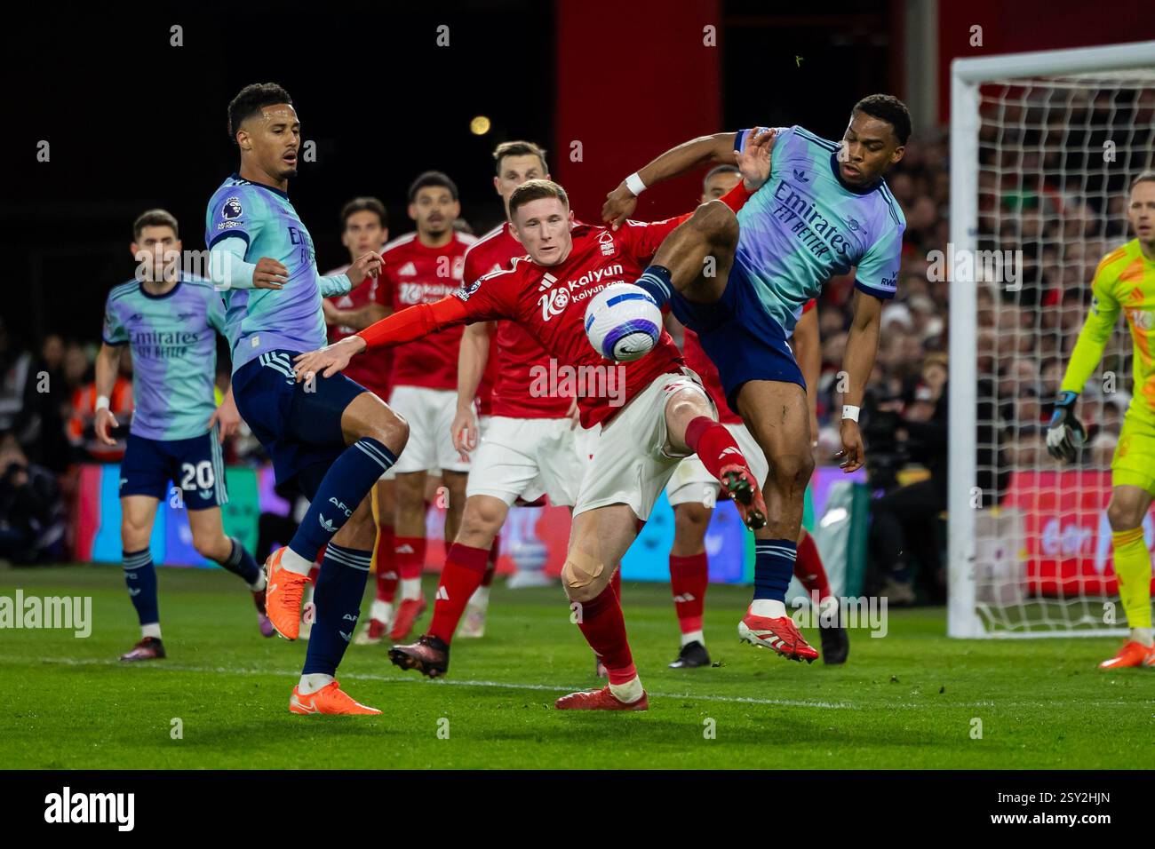 The City Ground, Nottingham, Royaume-Uni. 26 février 2025. Premier League Football, Nottingham Forest versus Arsenal ; arsenaux William Saliba, Nottingham Forests Elliot Anderson et arsenaux Gabriel challenge pour le ballon croisé crédit : action plus Sports/Alamy Live News Banque D'Images