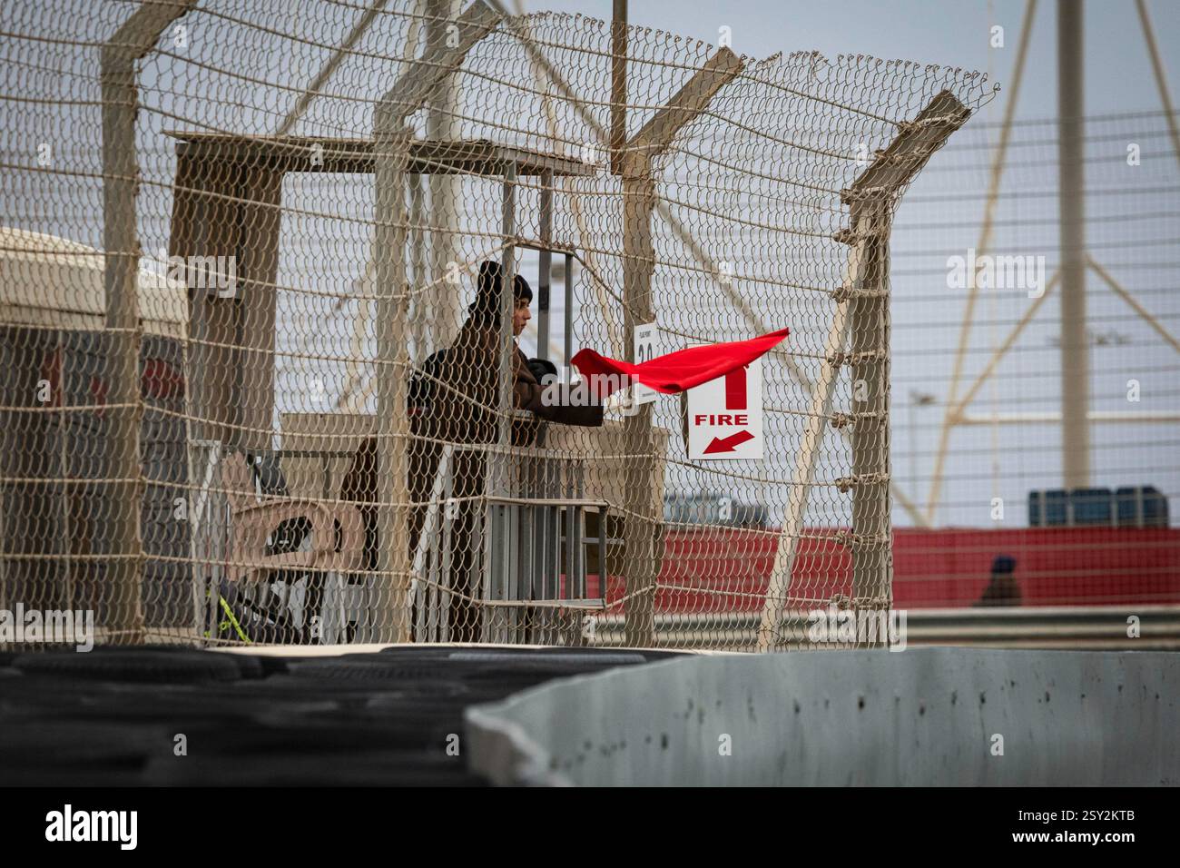 Sakhir, Bahreïn. 26 février 2025. Rote Flage wegen Stromausfall BHR, formel 1 Weltmeisterschaft, formel 1 Testfahrten, Bahrain international circuit, 26.02.2025 Foto : Eibner-Pressefoto/Thomas Fuessler crédit : dpa/Alamy Live News Banque D'Images