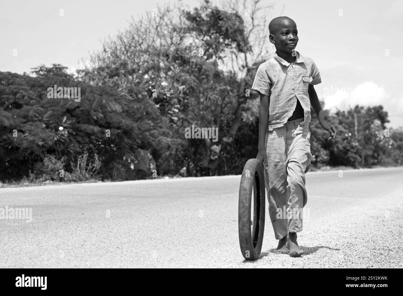 Enfant jouant dans la rue, watamu, kenya Banque D'Images