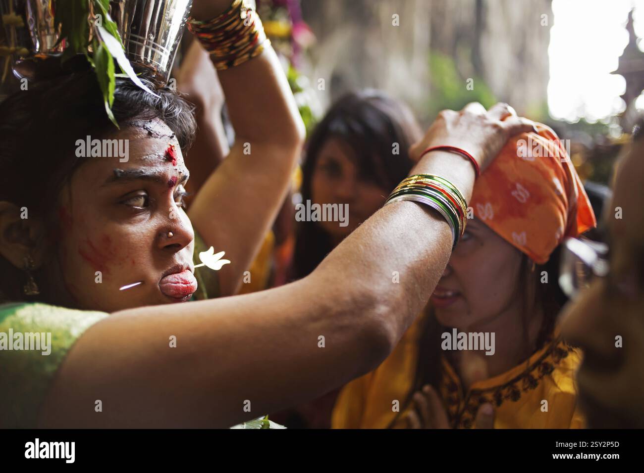 Femme avec piercing à thaipusam, grottes de batu, kuala, lumpur, malaisie Banque D'Images