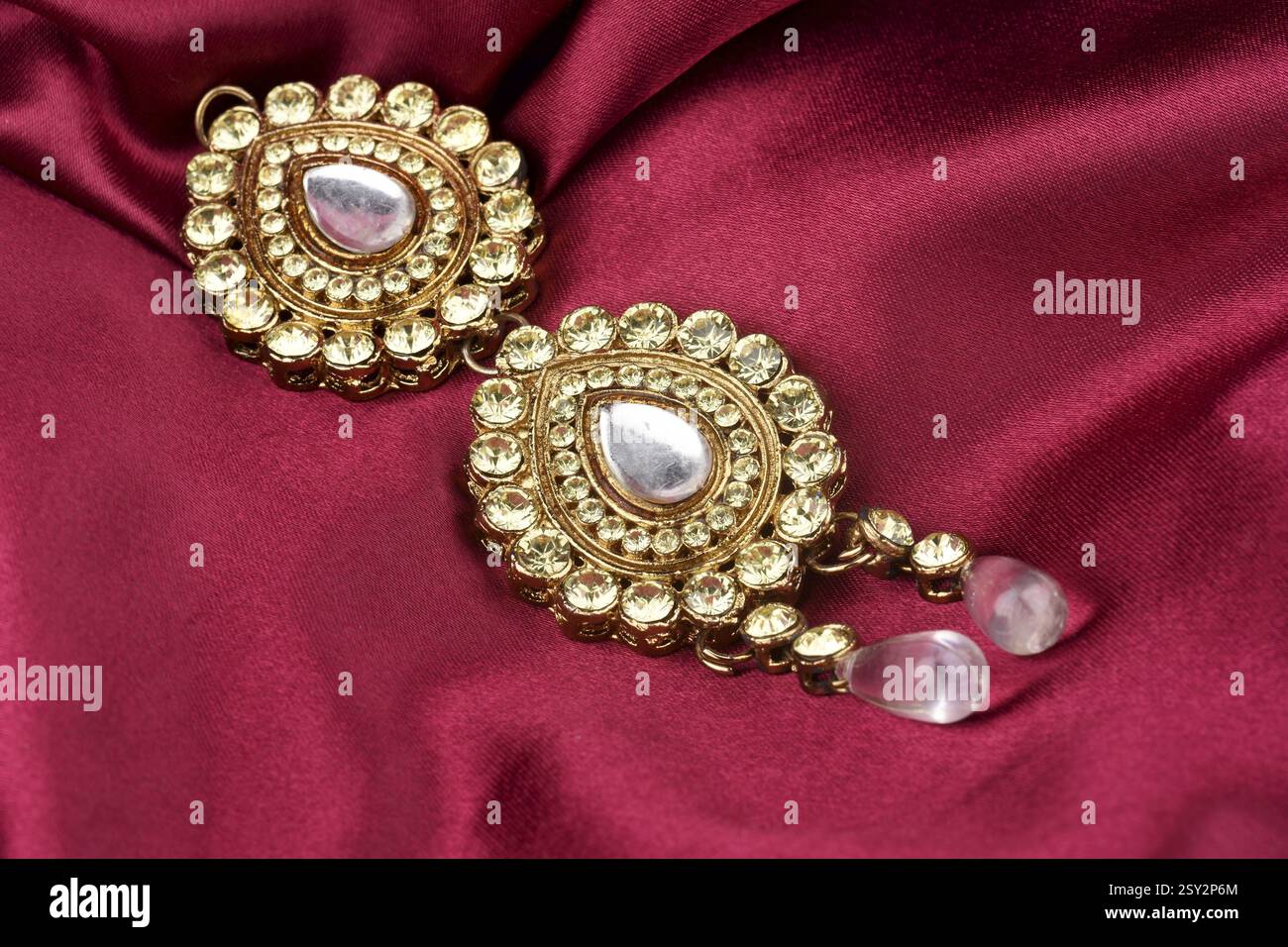 Bijoux Kundan placés sur fond de satin rouge. Pendentif Kundan et diamant, bijoux féminins de luxe, bijoux traditionnels indiens, mariage marié or je Banque D'Images