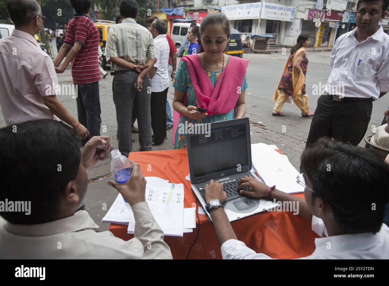 L'électeur vérifie son nom sur la liste de vote Mumbai Maharashtra Inde Asie octobre 2009 Banque D'Images