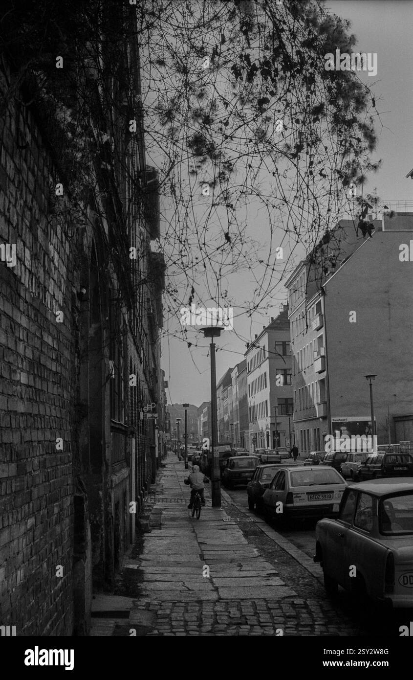 Allemagne, Berlin, 19 février 1992, Linienstrasse, enfant, vélo, Europe Banque D'Images