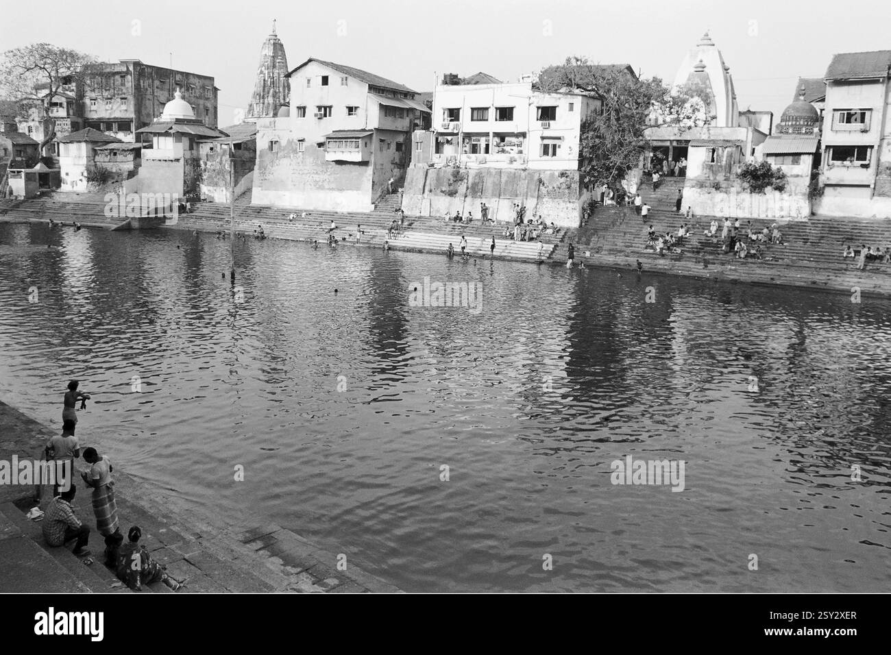 Réservoir d'eau sainte Banganga Mumbai Maharashtra Inde Asie 2002 Banque D'Images Réservoir d'eau sainte Banganga Mumbai Maharashtra Inde Asie 2002 Banque D'Images
