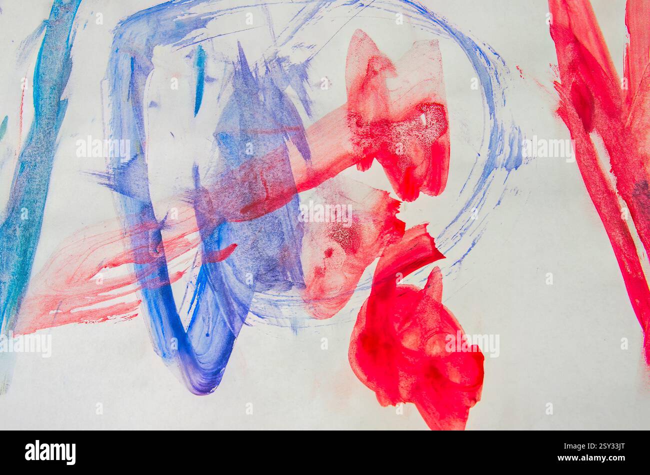 Illustration abstraite avec des coups de pinceau rouges et bleus audacieux sur un fond blanc. Les motifs circulaires et linéaires lâches créent une composition dynamique. Banque D'Images