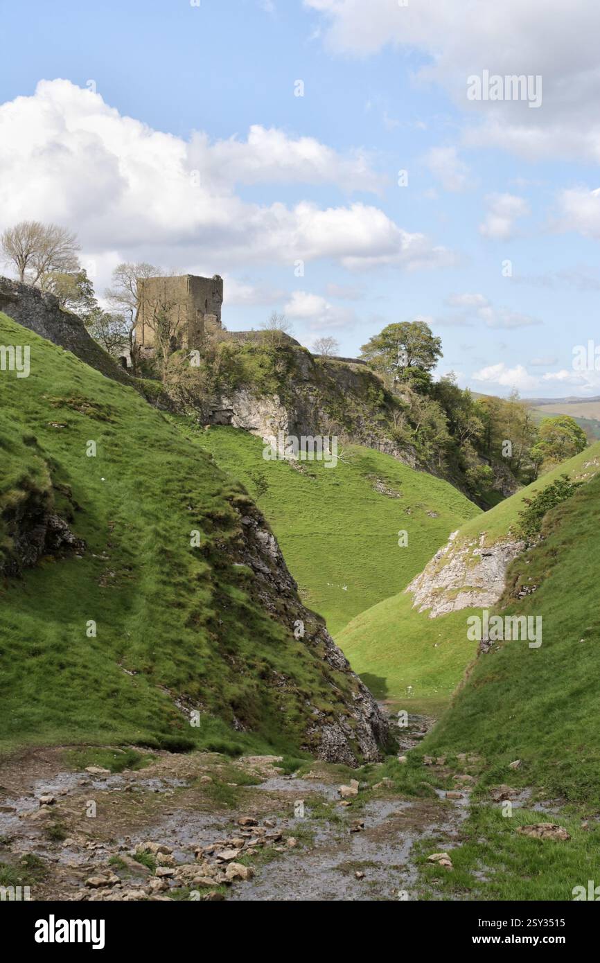 Grotte dale à Castleton dans le Derbyshire Angleterre Royaume-Uni avec le château de Peveril, parc national Peak district. Gorge calcaire campagne britannique Banque D'Images