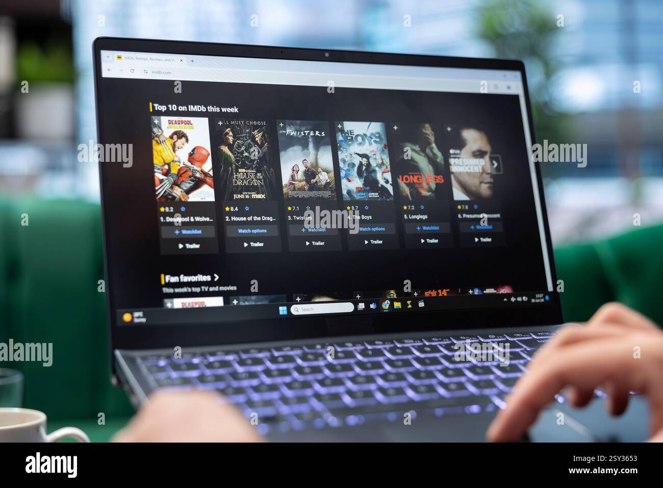 Bucarest, Roumanie - 30 juillet 2024 - Top 10 de la liste des films à la mode sur la page Web IMDb, lire les critiques et regarder la cote du film avant d'en sélectionner un à regarder. Cinéphile au bureau. Banque D'Images