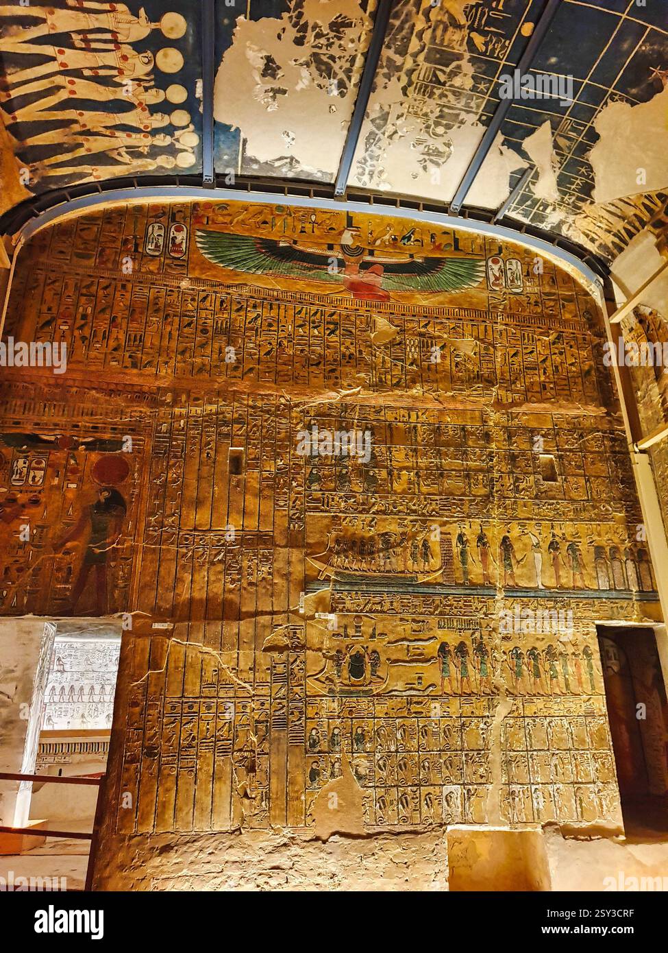 Relief mural peint, chambre funéraire J avec des scènes de Amduat, la première heure et la déesse ailée Isis, tombe de Set I, KV17, Vallée des Rois, Louxor, Égypte Banque D'Images