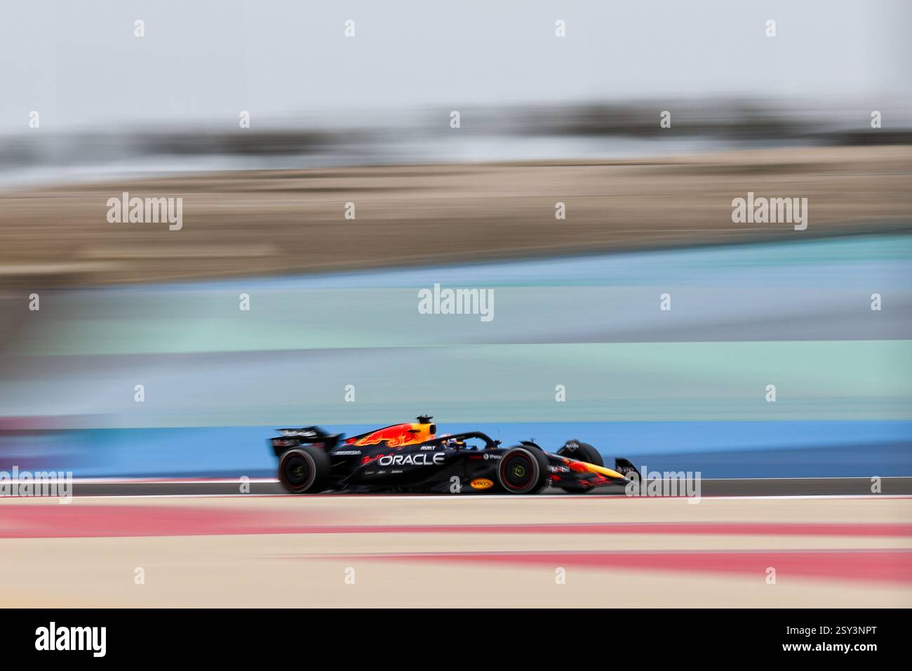 Sakhir, Bahreïn. 26 février 2025. Le pilote néerlandais Max Verstappen de Red Bull Racing pilote lors des essais de pré-saison de F1 sur le circuit international de Bahreïn à Sakhir, Bahreïn, le 26 février 2025. Crédit : Qian Jun/Xinhua/Alamy Live News Banque D'Images