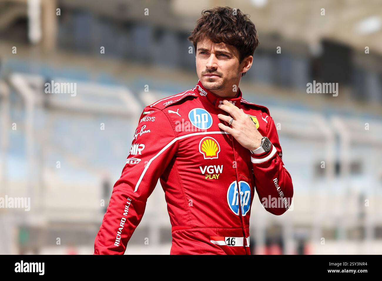 Sakhir, Bahreïn. 26 février 2025. Le pilote de Ferrari Charles Leclerc de Monaco réagit avant les essais de pré-saison F1 sur le circuit International de Bahreïn à Sakhir, Bahreïn, le 26 février 2025. Crédit : Qian Jun/Xinhua/Alamy Live News Banque D'Images