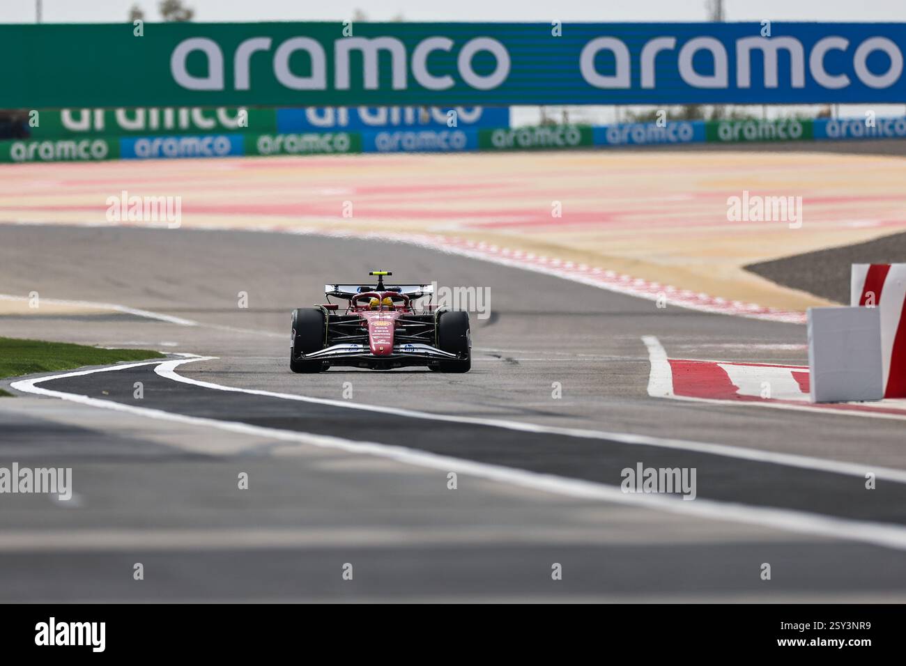 Sakhir, Bahreïn. 26 février 2025. Le pilote britannique Lewis Hamilton pilote Ferrari lors des essais de pré-saison de F1 sur le circuit international de Bahreïn à Sakhir, Bahreïn, le 26 février 2025. Crédit : Qian Jun/Xinhua/Alamy Live News Banque D'Images