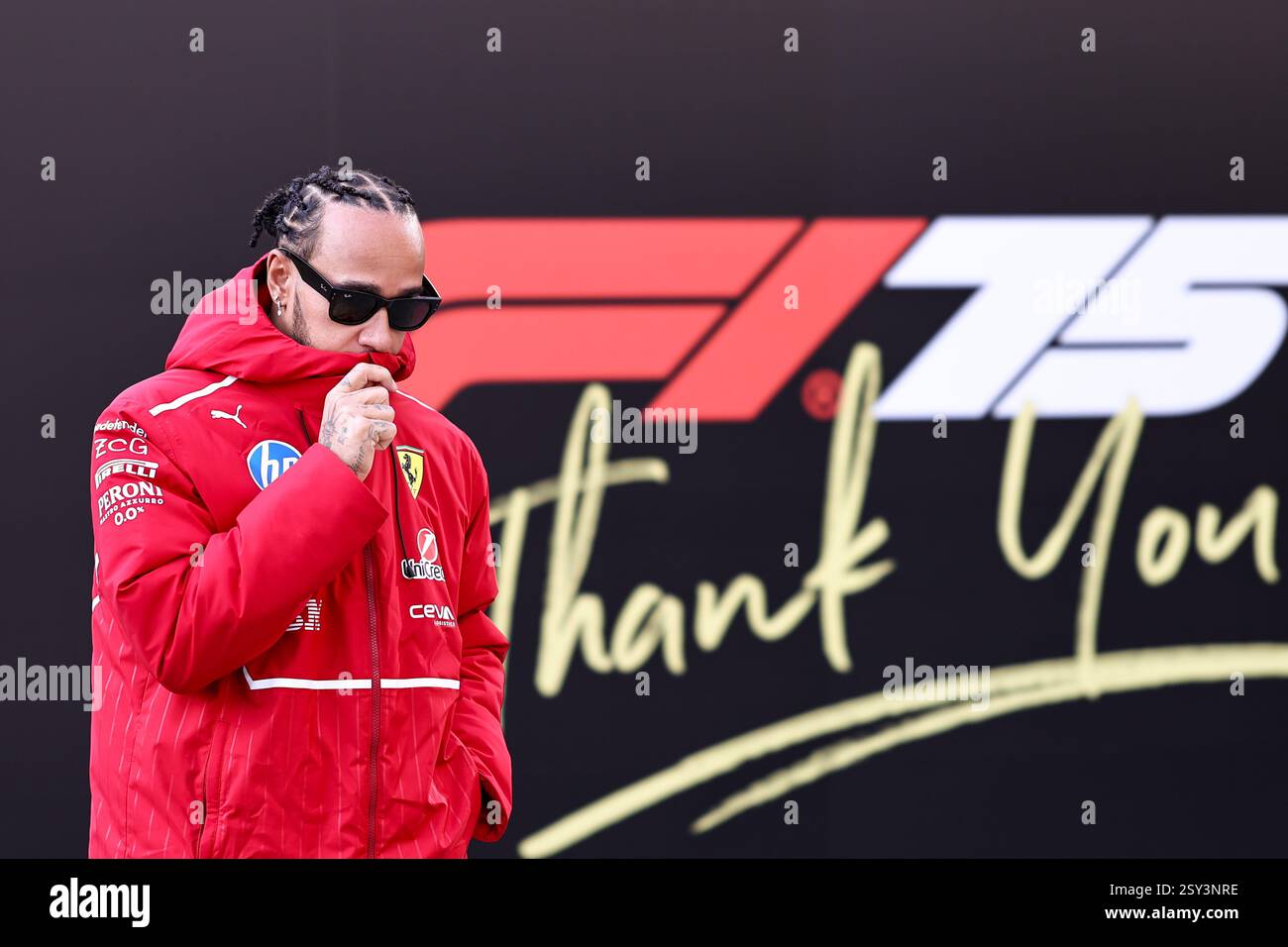 Sakhir, Bahreïn. 26 février 2025. Le pilote britannique de Ferrari Lewis Hamilton arrive avant les essais de pré-saison de F1 sur le circuit international de Bahreïn à Sakhir, Bahreïn, le 26 février 2025. Crédit : Qian Jun/Xinhua/Alamy Live News Banque D'Images