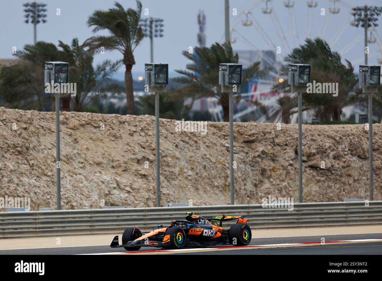Sakhir, Bahreïn. 26 février 2025. Le pilote britannique Lando Norris de McLaren conduit lors des essais de pré-saison de F1 sur le circuit international de Bahreïn à Sakhir, Bahreïn, le 26 février 2025. Crédit : Qian Jun/Xinhua/Alamy Live News Banque D'Images