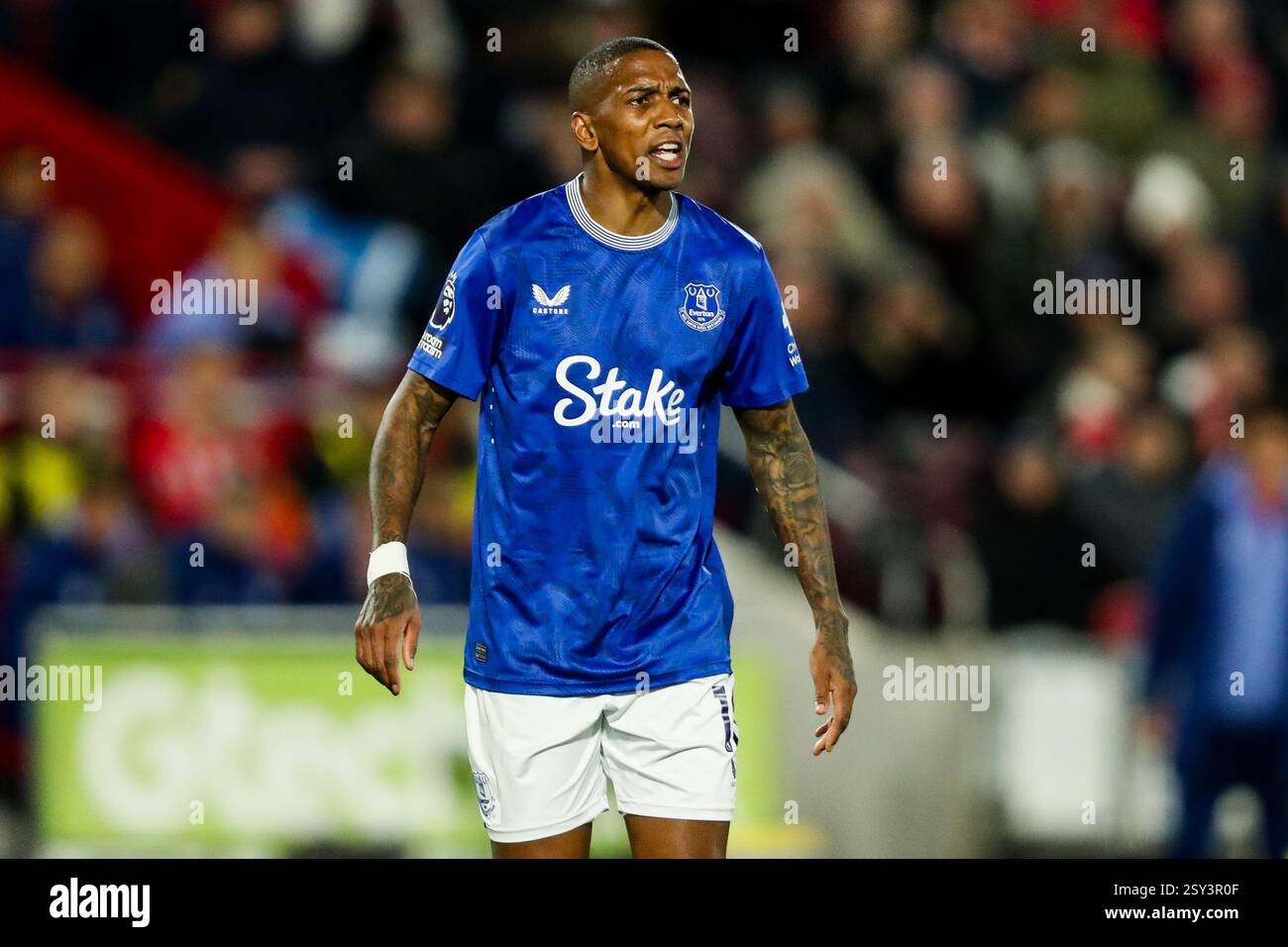 Ashley Young d'Everton réagit lors du match de premier League Brentford vs Everton au Gtech Community Stadium, Londres, Royaume-Uni, 26 février 2025 (photo par Izzy Poles/News images) Banque D'Images