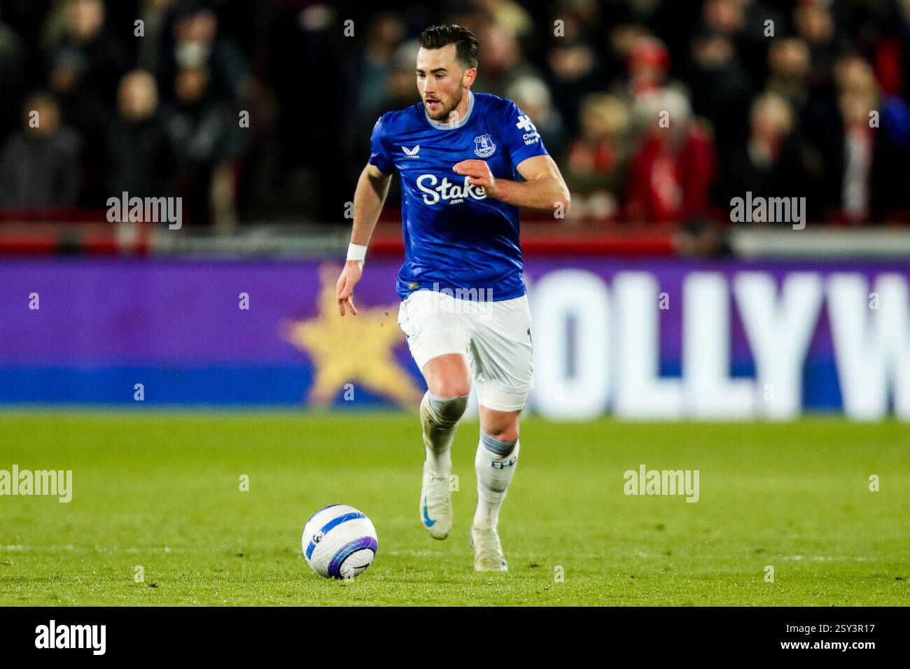 Jack Harrison d'Everton court avec le ballon pendant le match de premier League Brentford vs Everton au Gtech Community Stadium, Londres, Royaume-Uni, le 26 février 2025 (photo par Izzy Poles/News images) Banque D'Images