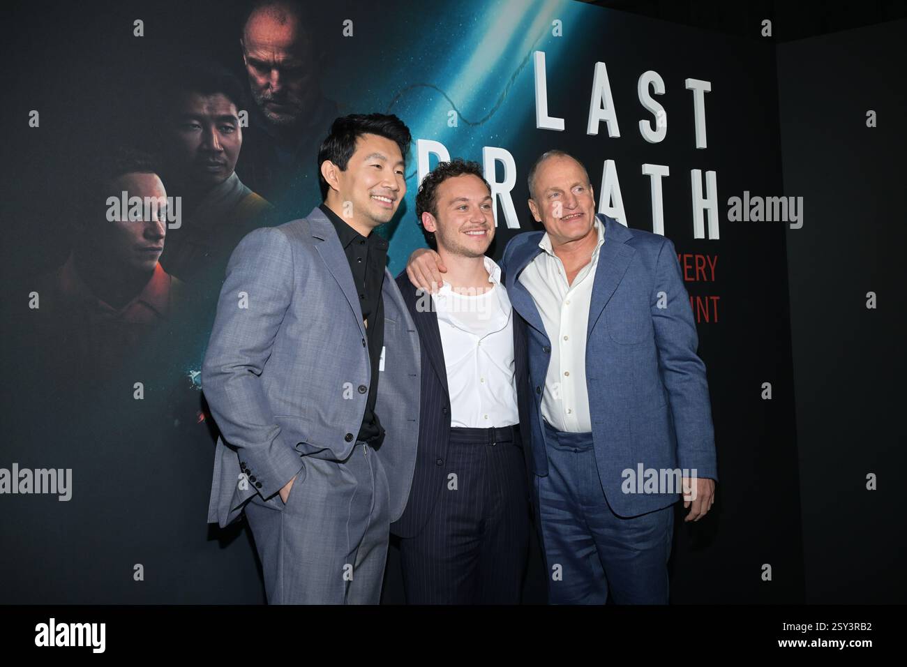 Simu Liu, Finn Cole et Woody Harrelson Banque D'Images