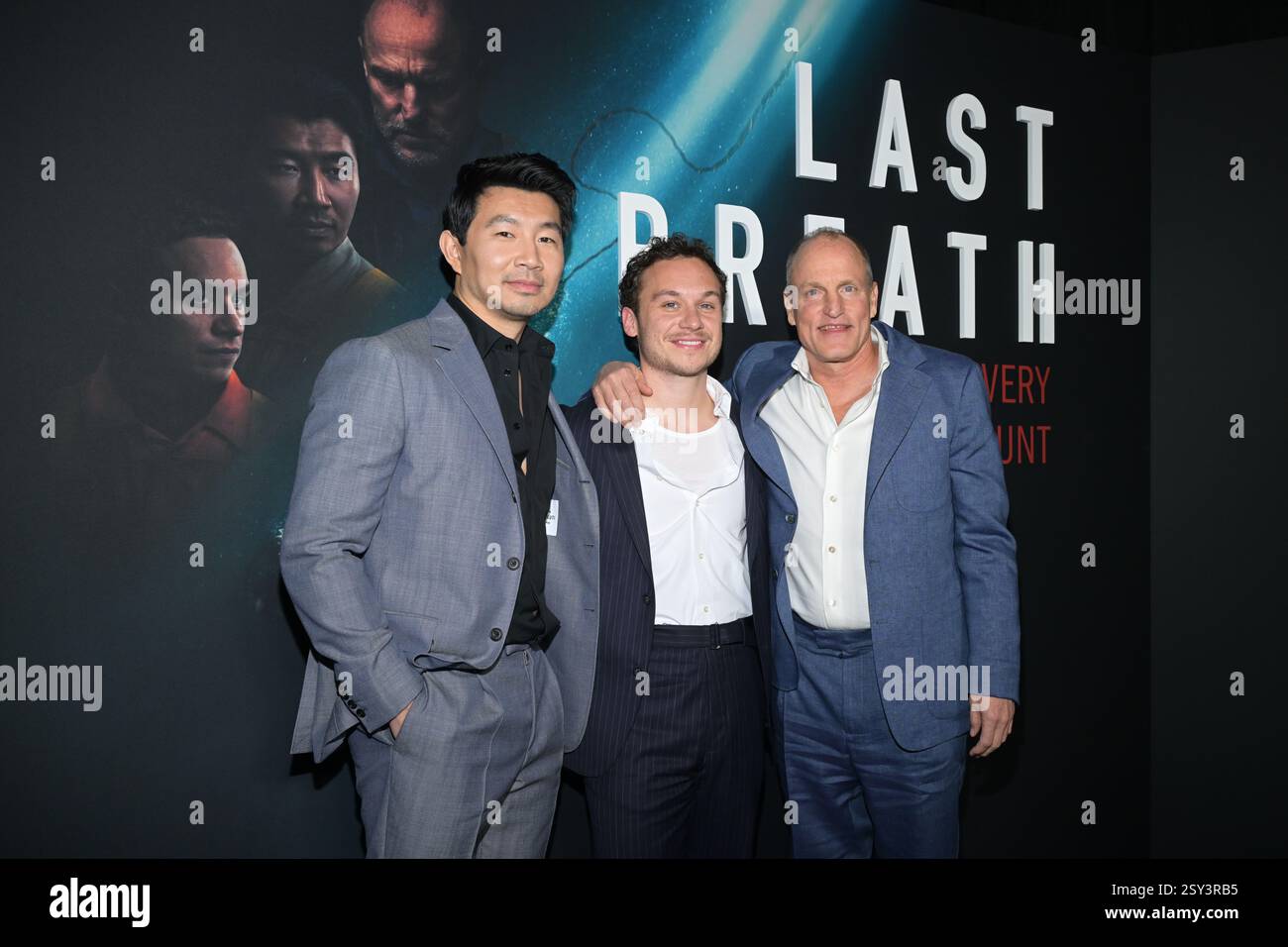 Simu Liu, Finn Cole et Woody Harrelson Banque D'Images