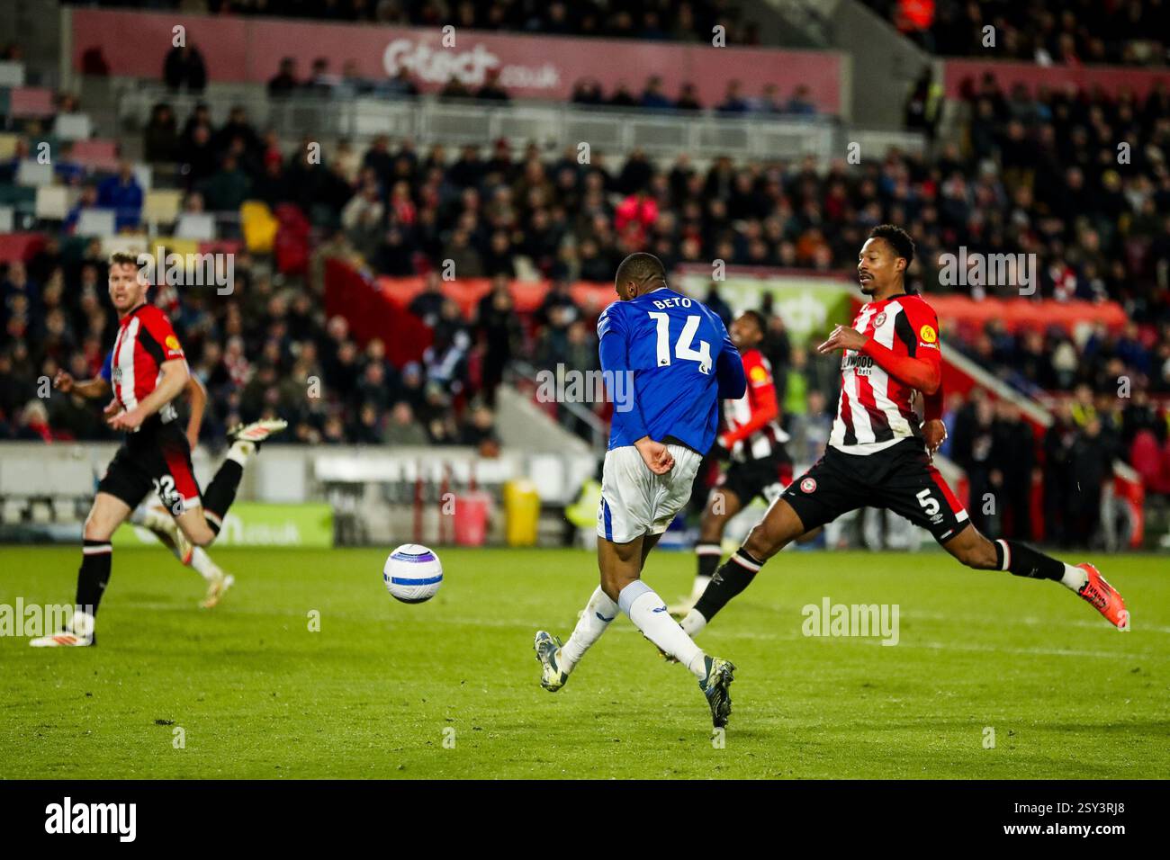 Londres, Royaume-Uni. 26 février 2025. Beto d'Everton traverse la balle lors du match de premier League Brentford vs Everton au Gtech Community Stadium, Londres, Royaume-Uni, 26 février 2025 (photo par Izzy Poles/News images) à Londres, Royaume-Uni le 26/02/2025. (Photo par Izzy Poles/News images/SIPA USA) crédit : SIPA USA/Alamy Live News Banque D'Images