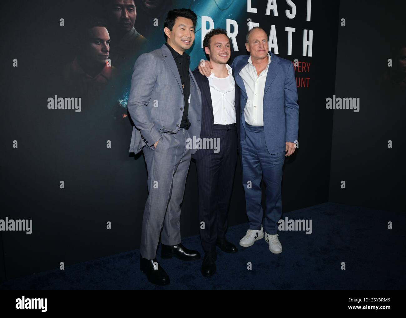 Simu Liu, Finn Cole et Woody Harrelson Banque D'Images