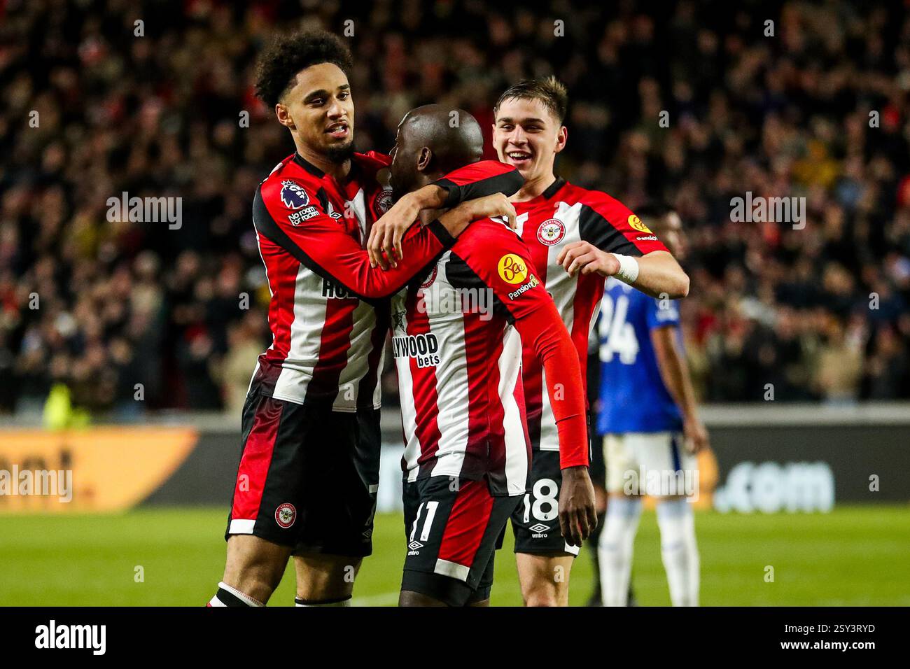 Yoane Wissa de Brentford célèbre son objectif avec ses coéquipiers de faire 1-0 lors du match de premier League Brentford vs Everton au Gtech Community Stadium, Londres, Royaume-Uni, le 26 février 2025 (photo par Izzy Poles/News images) à Londres, Royaume-Uni le 26/02/2025. (Photo Izzy Poles/News images/SIPA USA) Banque D'Images