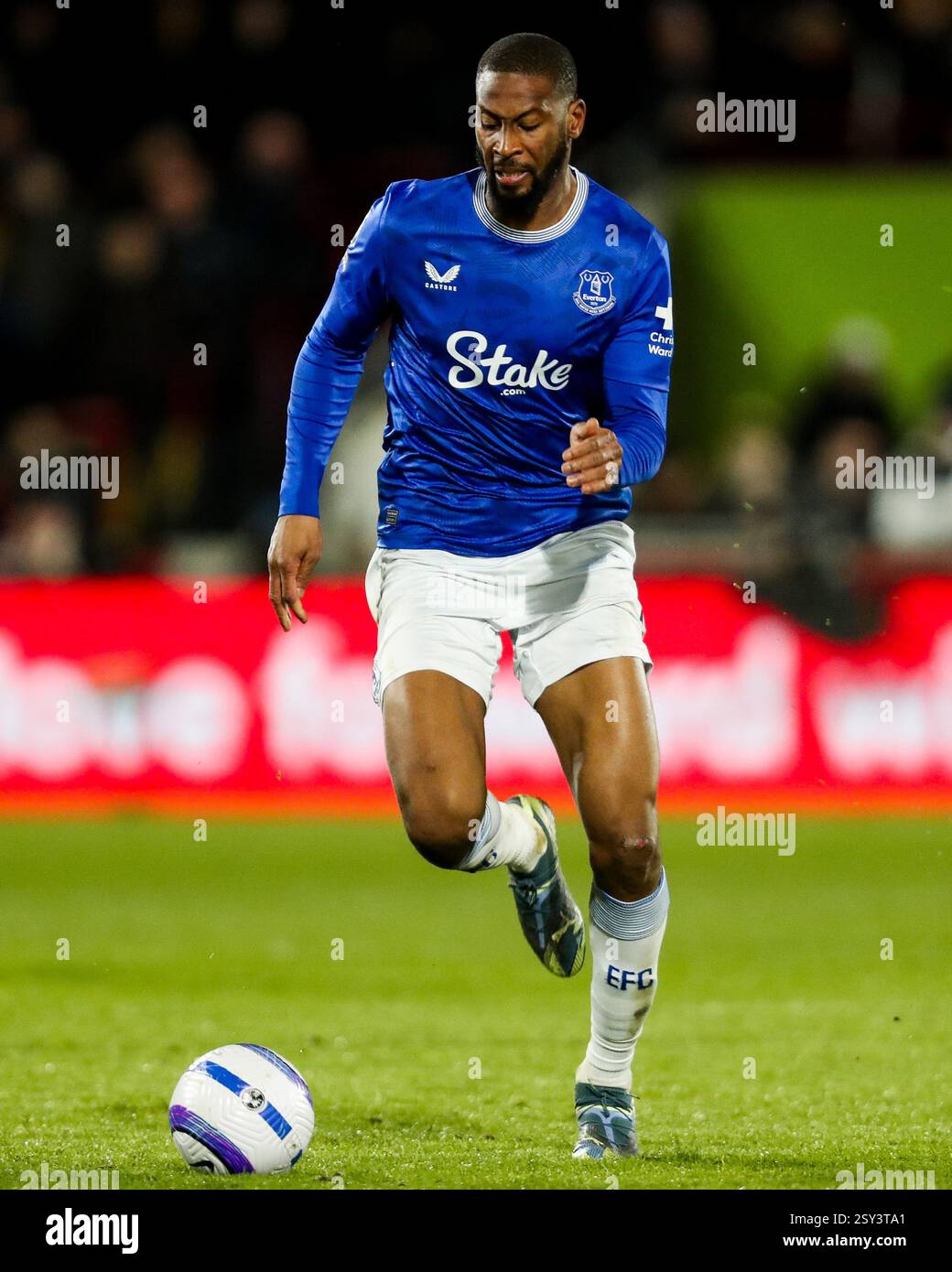 Londres, Royaume-Uni. 26 février 2025. Beto d'Everton court avec le ballon lors du match de premier League Brentford vs Everton au Gtech Community Stadium, Londres, Royaume-Uni, le 26 février 2025 (photo par Izzy Poles/News images) à Londres, Royaume-Uni le 26/02/2025. (Photo par Izzy Poles/News images/SIPA USA) crédit : SIPA USA/Alamy Live News Banque D'Images