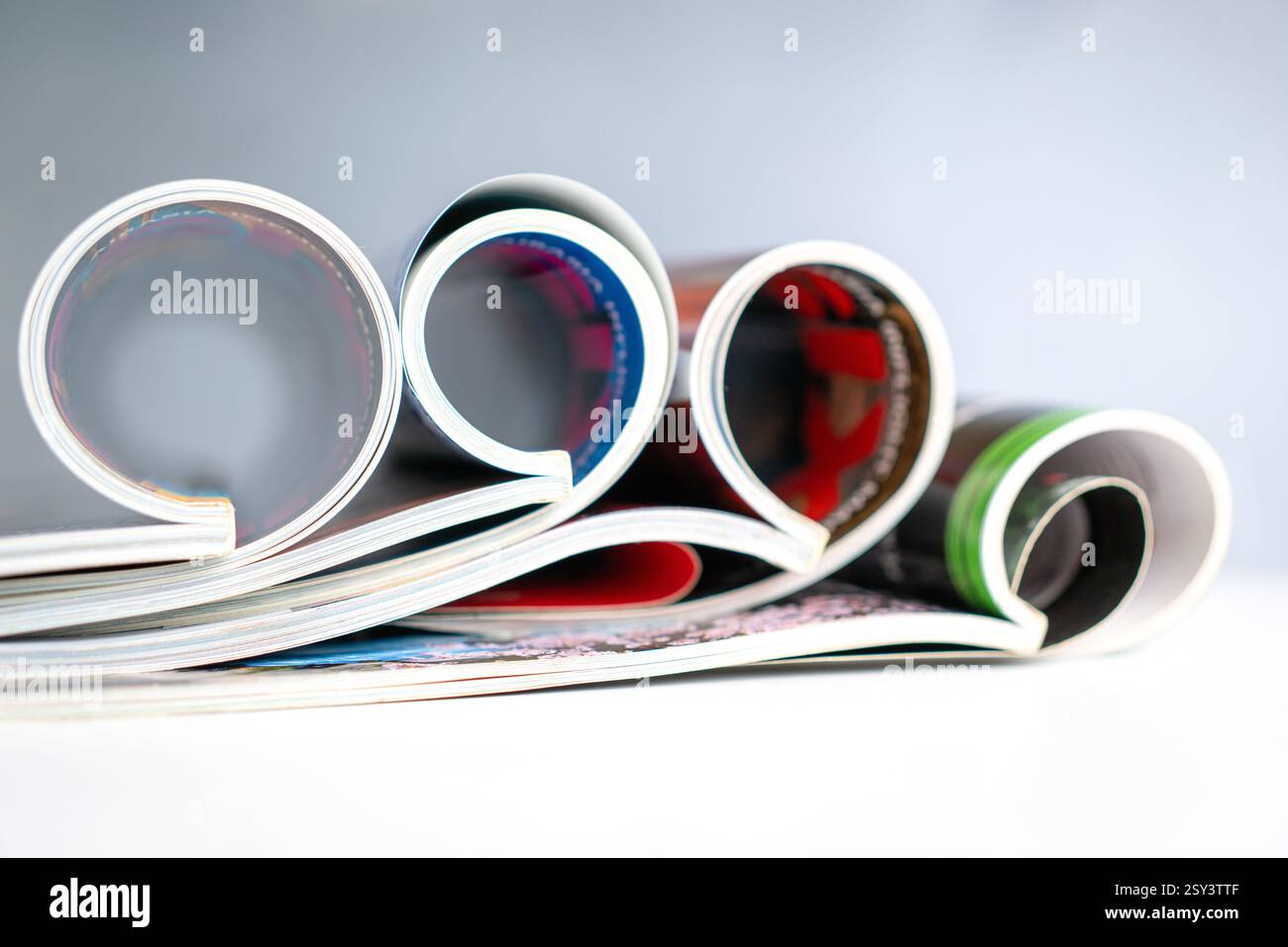 Pile de magazines, isolé sur fond clair. Copier l'espace. Banque D'Images