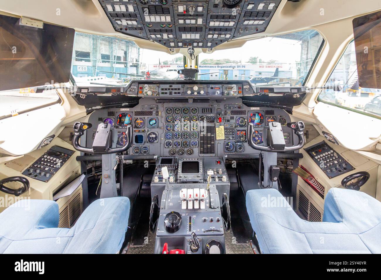 Cockpit d'un avion British Aerospace utilisé par Skyjet Airlines à l'aéroport domestique de Manille aux Philippines montrant les commandes et l'instrumentation Banque D'Images