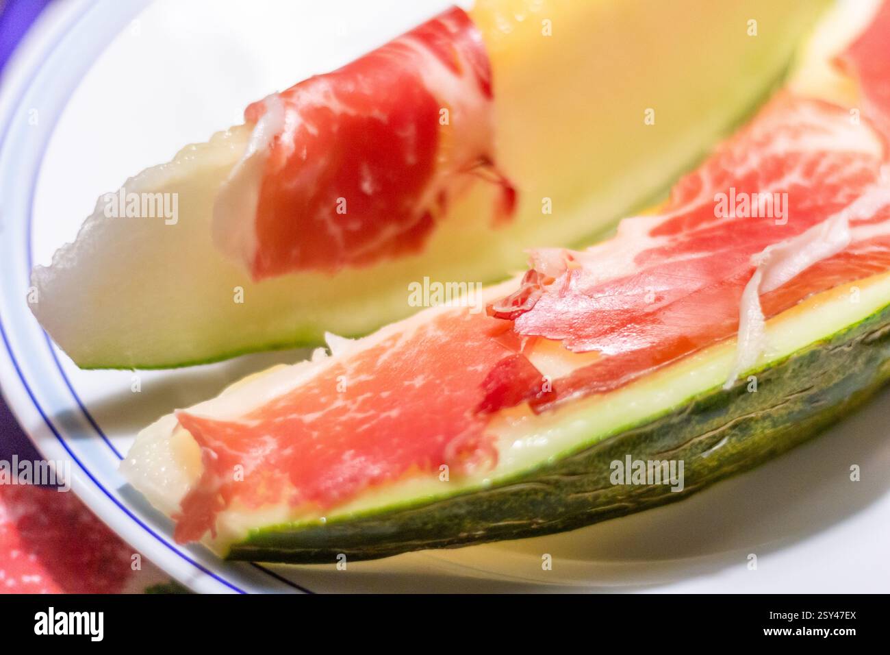 Melón con jamón, un apéritif espagnol classique composé de melon sucré et de jambon séché servi à Terrassa, en Espagne Banque D'Images