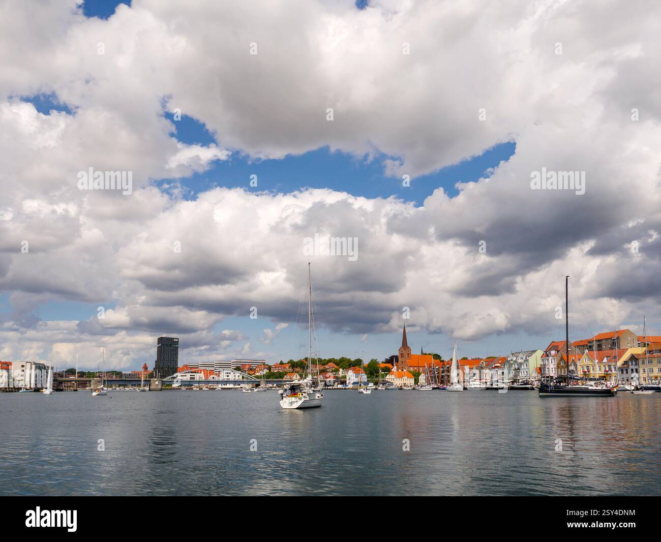 Voiliers en attente de passer le pont King Christian X au-dessus d'Alssund à Sønderborg, au sud du Danemark Banque D'Images