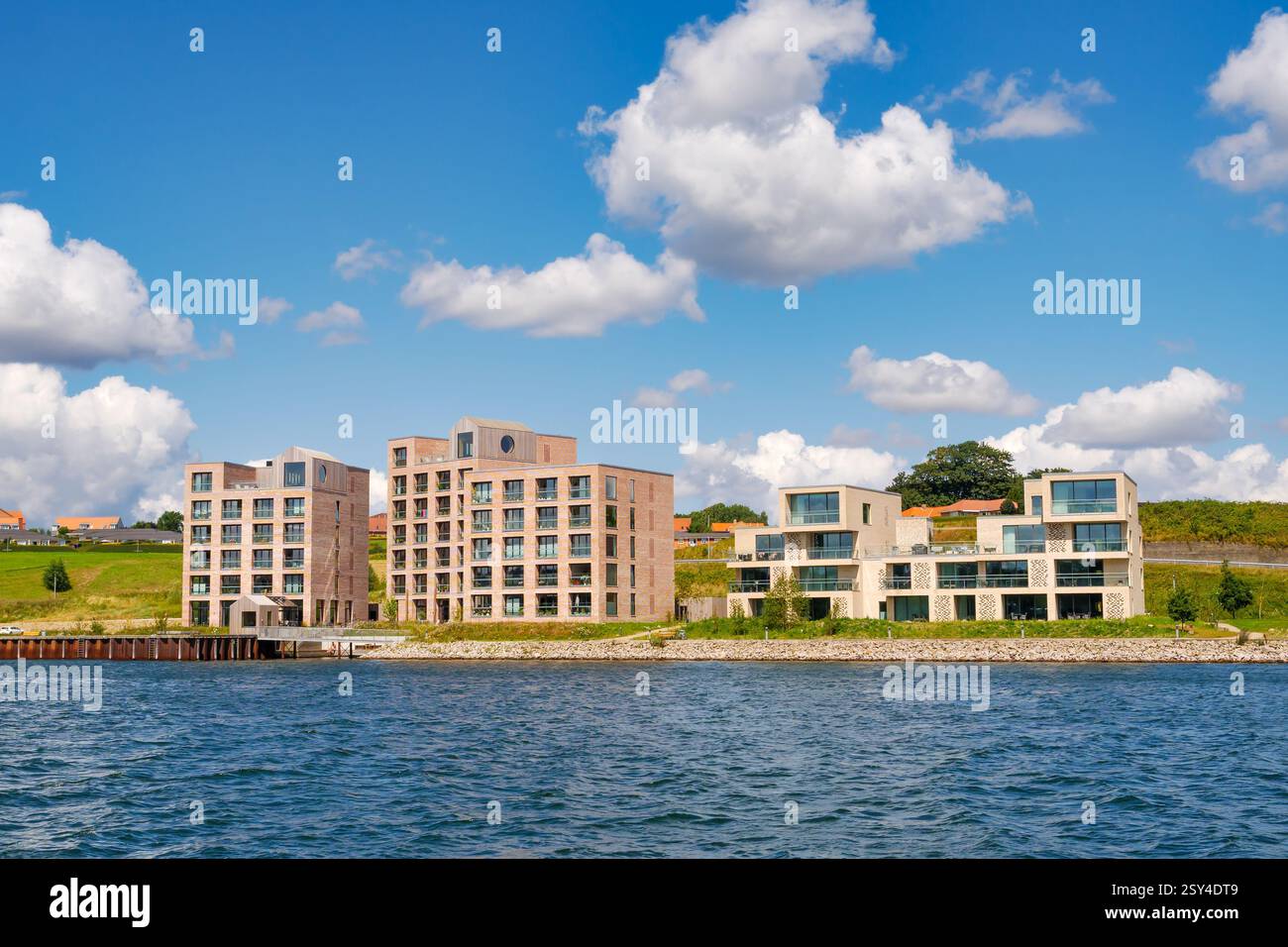 Immeubles d'appartements modernes en bord de mer le long du détroit d'Alssund à Sønderborg, île ALS, au sud du Danemark Banque D'Images