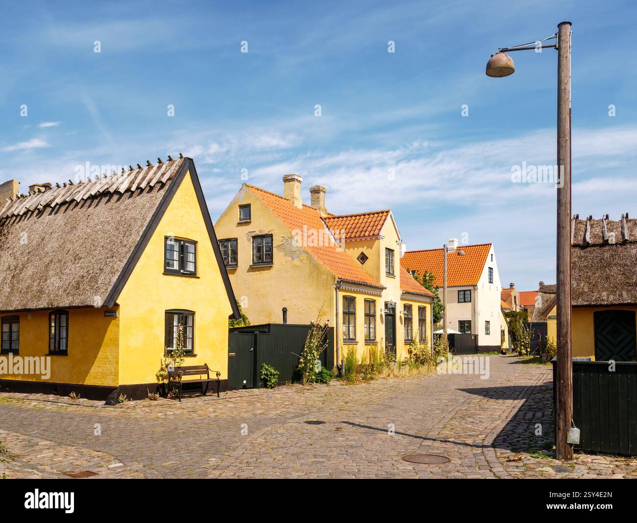 Paysage urbain de Strandgade et Bodestraede avec des maisons jaunes historiques dans la vieille ville de Dragør, île d'Amager, région de la capitale, Danemark Banque D'Images