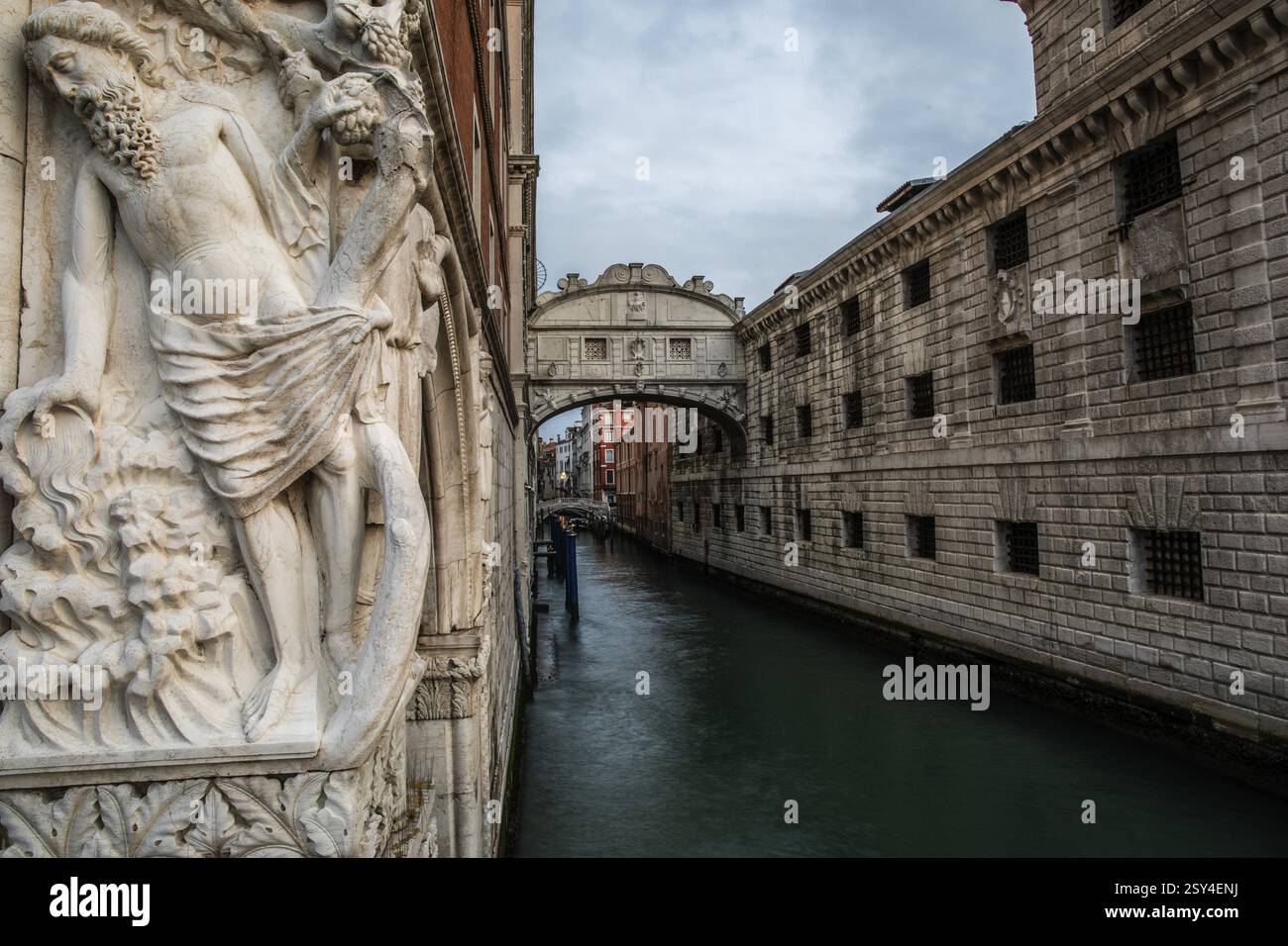 Sculpture en pierre d'une divinité antique, Pont des Soupirs ou Ponte dei Sospiri au Palais des Doges sur le Rio di Palazzo, Venise, Vénétie, Italie, Europe Banque D'Images