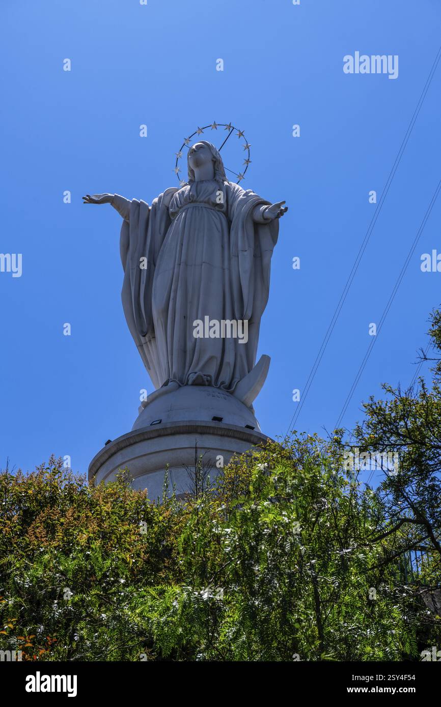 Statue de la Vierge Marie sur la montagne du belvédère Cerro San Cristobal, Santiago du Chili, Chili, Amérique du Sud Banque D'Images