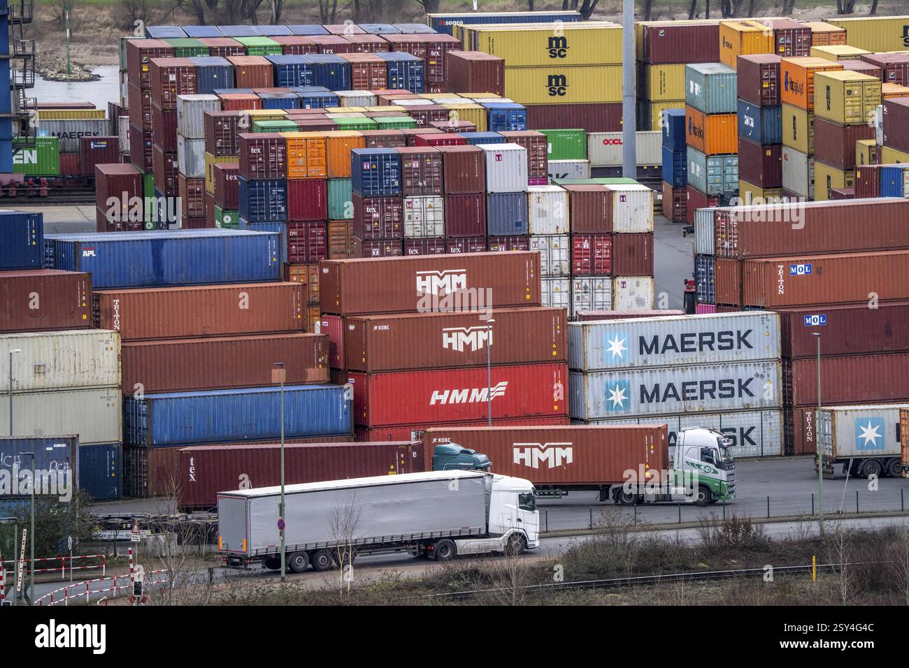 Duisburg Container terminal Logport 2, Gateway-West-terminal, sur le Rhin dans le sud de Duisburg, manutention de conteneurs outre-mer, trimodal, camion, rai Banque D'Images Duisburg Container terminal Logport 2, Gateway-West-terminal, sur le Rhin dans le sud de Duisburg, manutention de conteneurs outre-mer, trimodal, camion, rai Banque D'Images