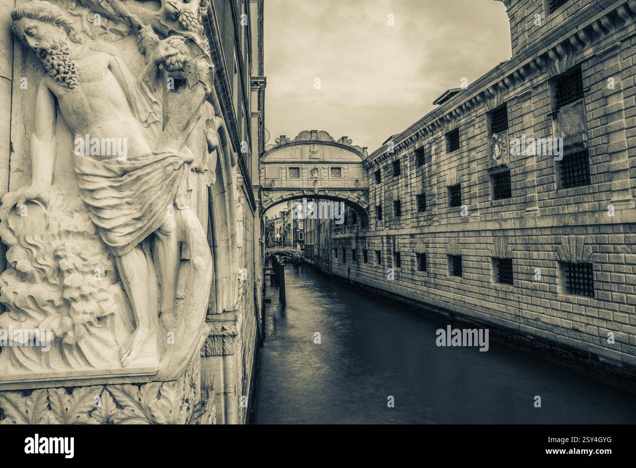 Sculpture en pierre d'une divinité antique, Pont des Soupirs ou Ponte dei Sospiri au Palais des Doges sur le Rio di Palazzo, Venise, Vénétie, Italie, Europe Banque D'Images