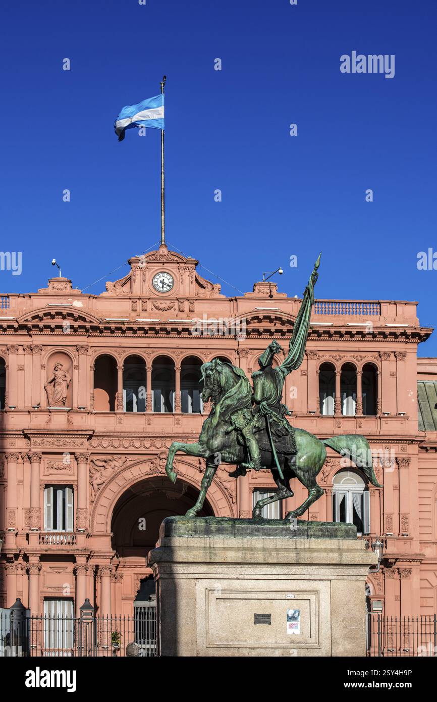 Statue équestre, monument au général Manuel Belgrano devant le palais présidentiel Casa Rosada, Plaza de Mayo, Buenos Aires, Argentine, Sud Banque D'Images