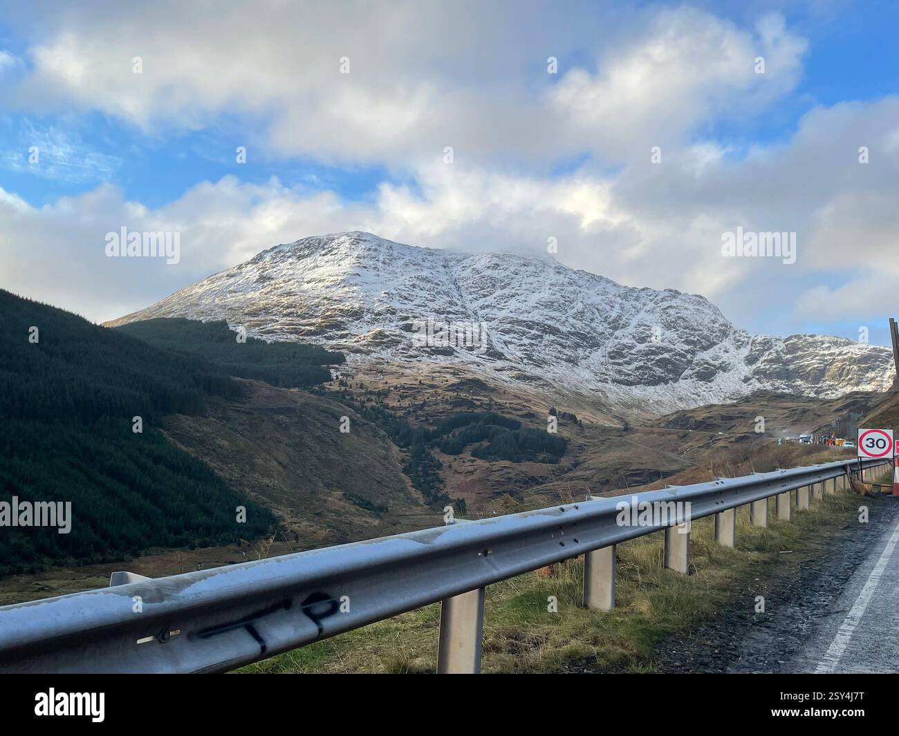 Montagnes couvertes de neige nuageuses d'Arrochar - Image de stock capturée avec un smartphone