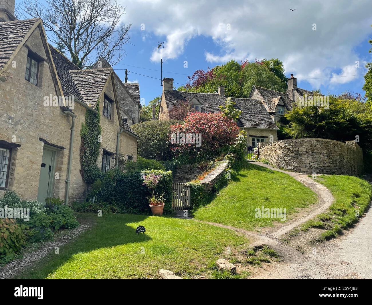 Cottages classés Bibury Grade 1 - Image de stock capturée avec un smartphone