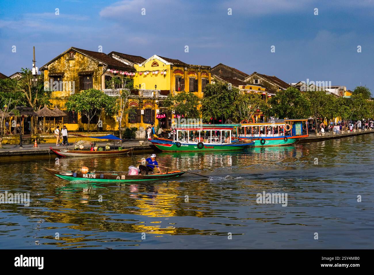 Maisons colorées de Hoi an, Hội an et bateaux d'excursion amarrés sur les rives de la rivière Thu bon, Sông Thu Bồn. Banque D'Images