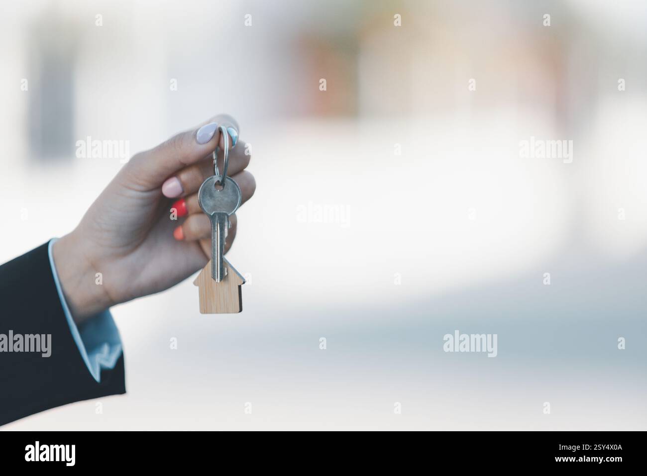 Femme main tenir la clé acheter le concept d'affaires modèle à la maison implique vendre la gestion financière la propriété de prêt de banque d'investissement d'économie de revenu finance investisseurs Banque D'Images