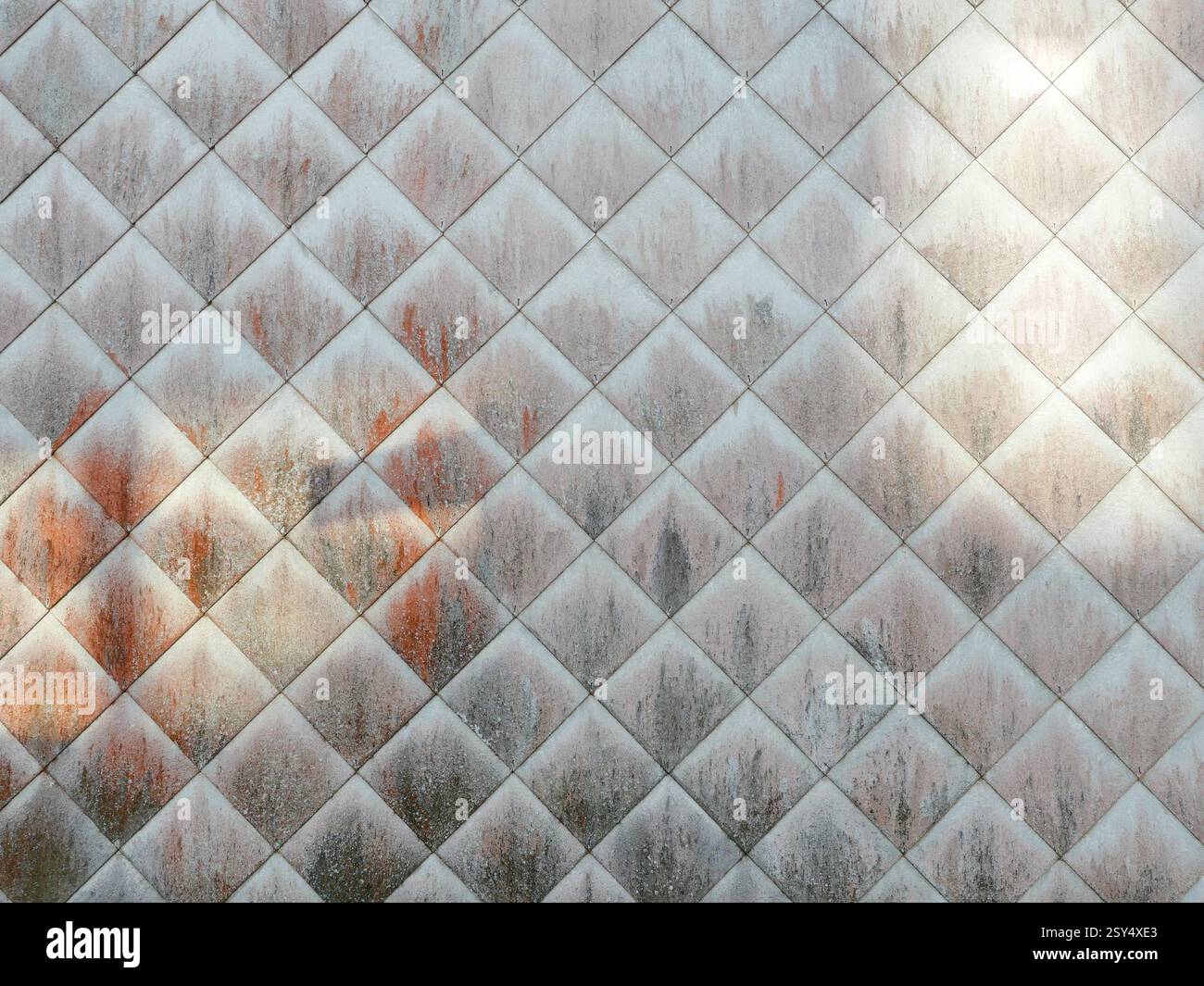 Bardeaux d'ardoise blancs et altérés avec des nuances de couleur. Idéal pour les fondations de conception qui mettent l'accent sur les textures et les structures naturelles. Banque D'Images