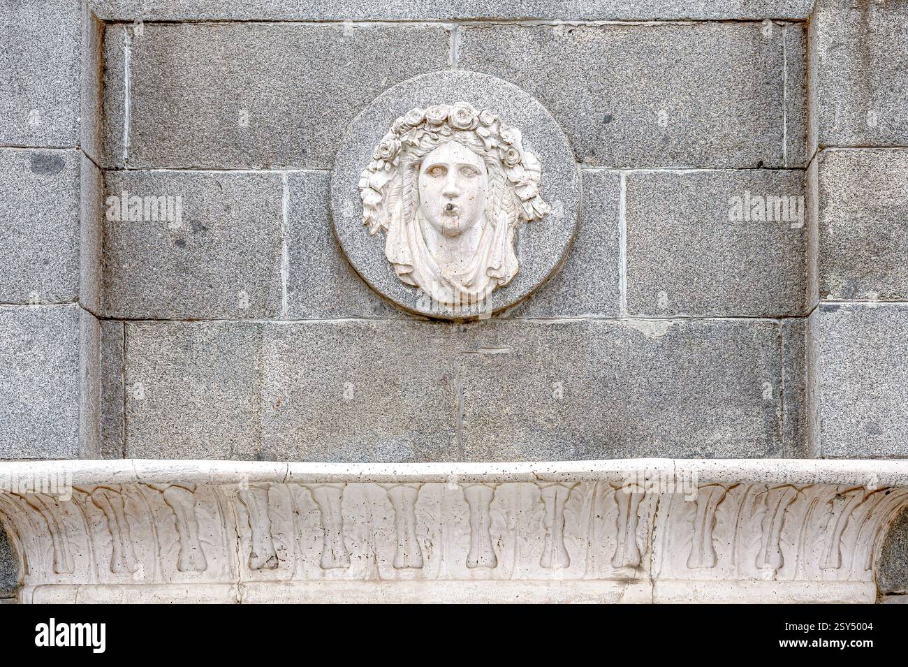 Petite sculpture en pierre décorant la fontaine du Monument à Philippe IV d'Espagne, détail à Madrid, Espagne Banque D'Images