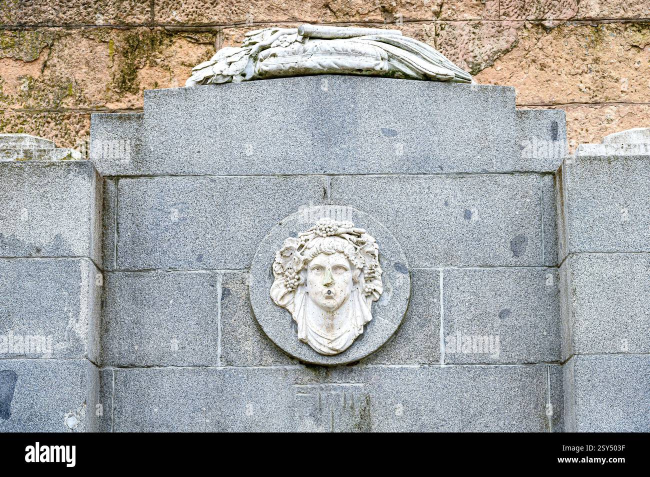 Petite sculpture en pierre décorant la fontaine du Monument à Philippe IV d'Espagne, détail à Madrid, Espagne Banque D'Images