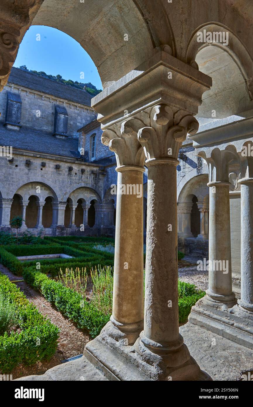 Cloître de l'abbaye cistercienne romane du xiie siècle de Notre-Dame de Sénanque ( 1148 ). Près de Gordes en Provence, France. Banque D'Images